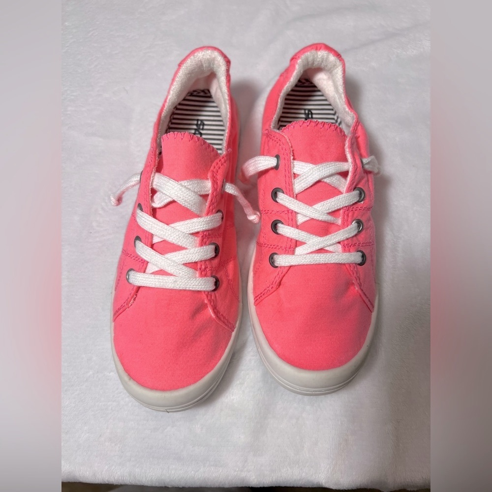 Soda brand size  8 ,  like new! hot pink shoes